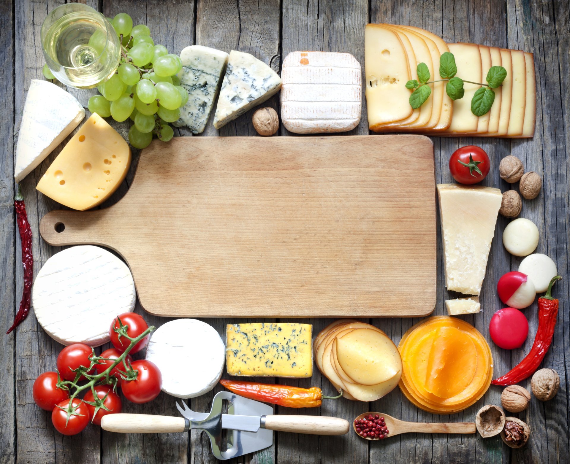 tafel käse walnüsse weinglas wein weiß trauben paprika tomaten spatel