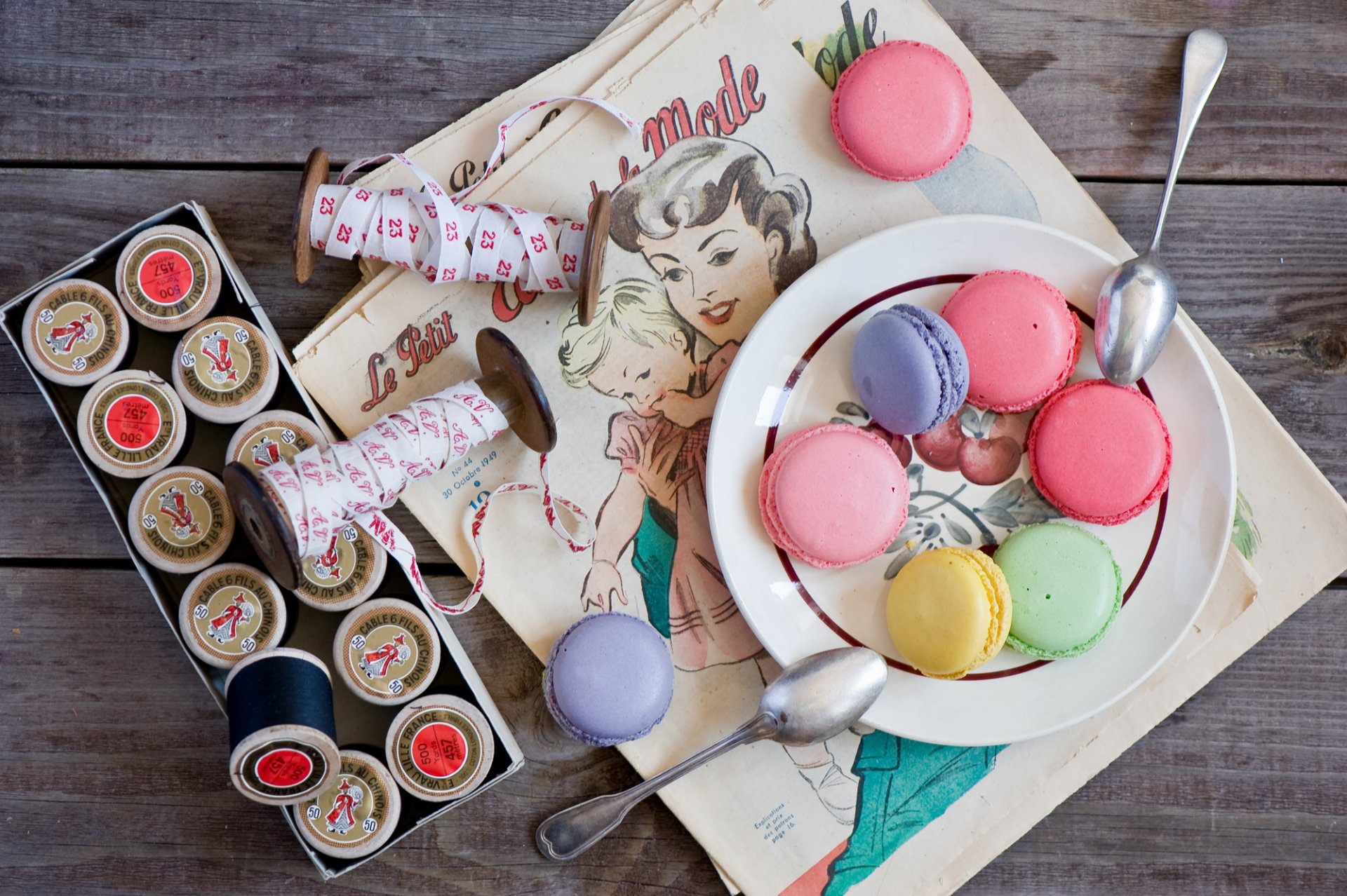 dessert macaron biscuits multicolore fil cuillères assiette anna verdina