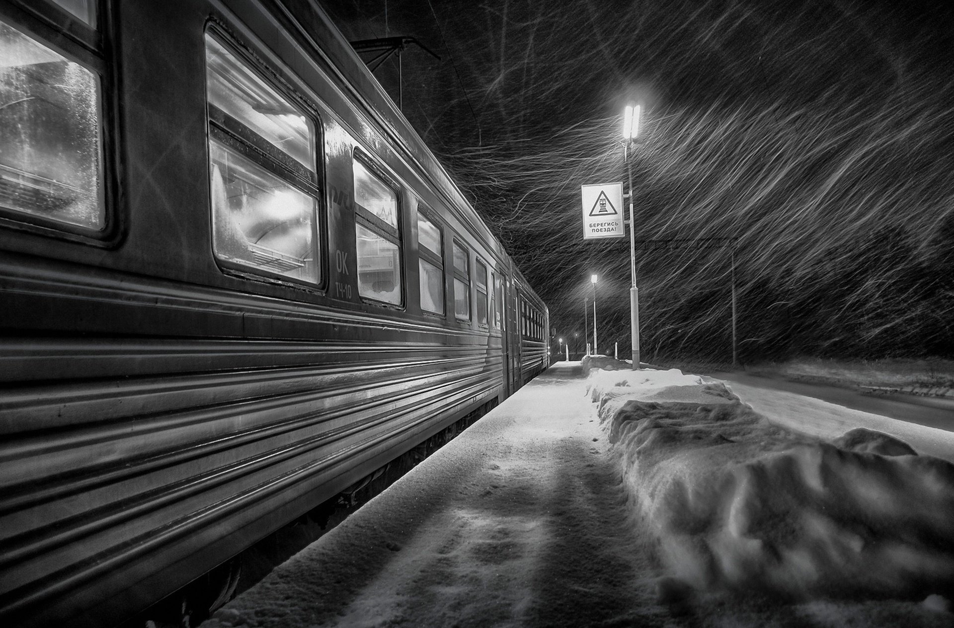 treno piattaforma inverno vento