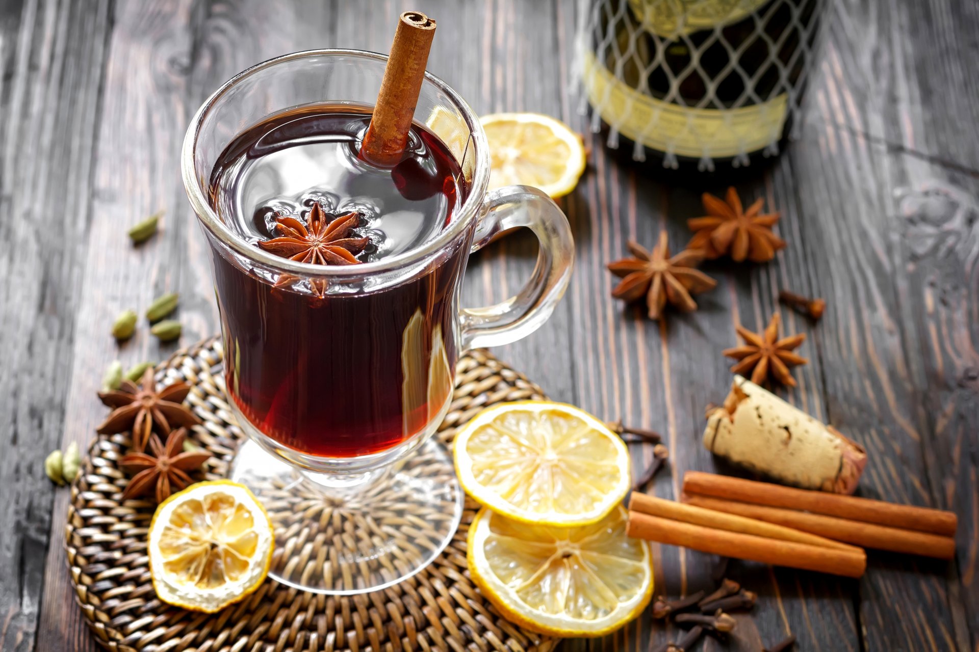 vin chaud boisson vin citron épices bâtons cannelle anis badiane hiver