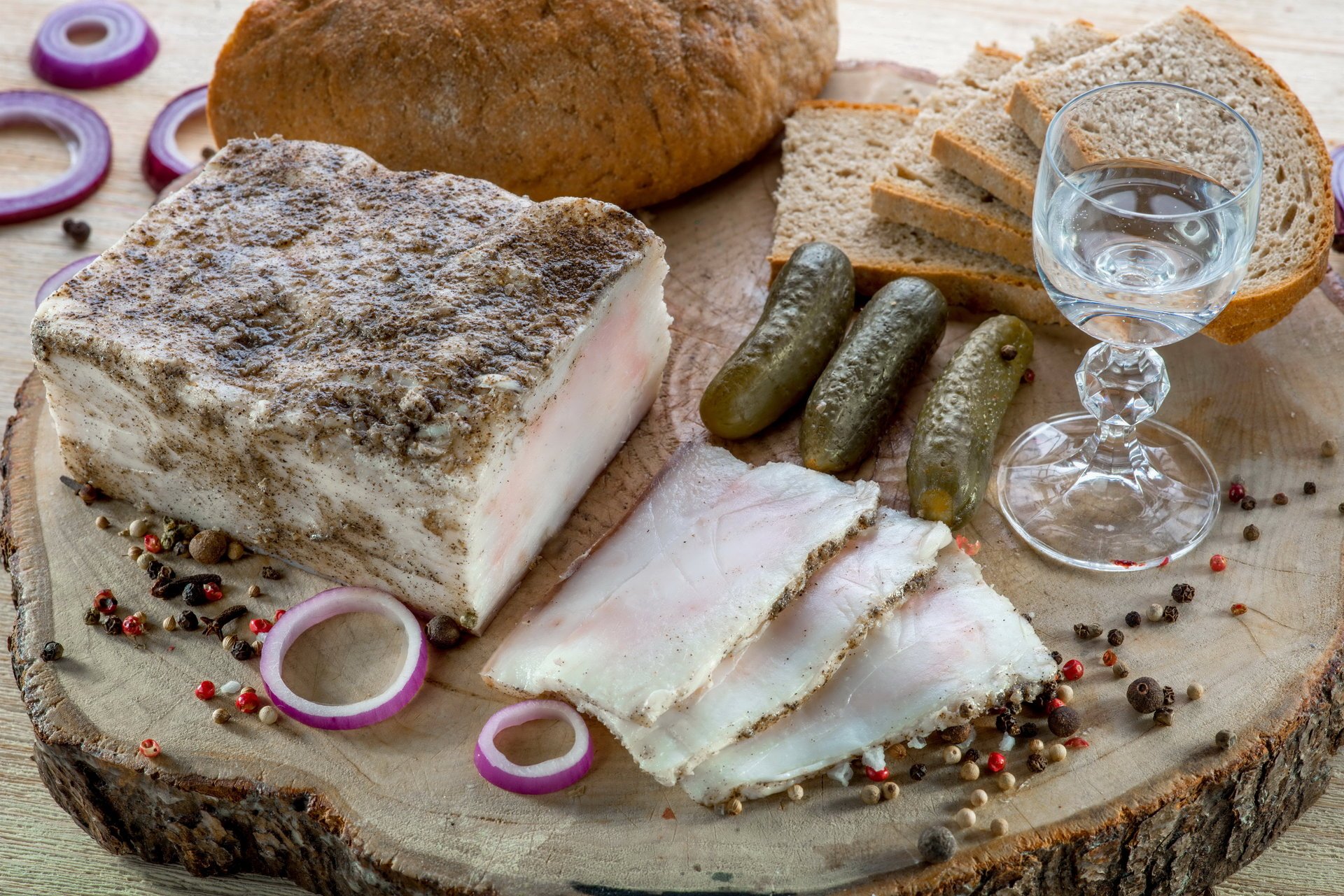 fleischprodukte brot gurken gewürze schmalz schnapsglas essen foto