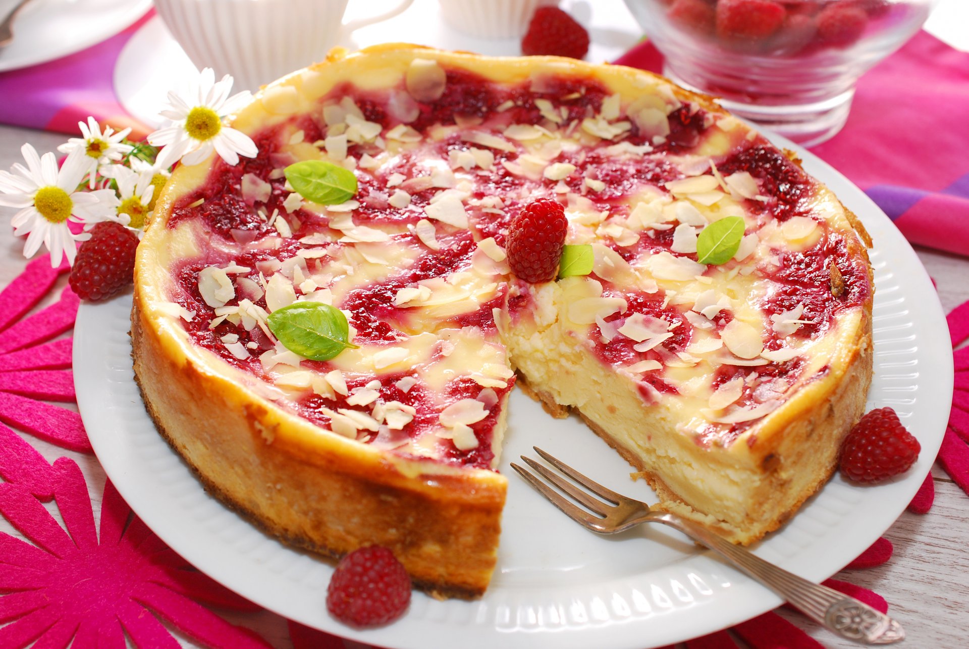 kamillenblüten fruchtquarkkuchen beeren himbeeren blätter