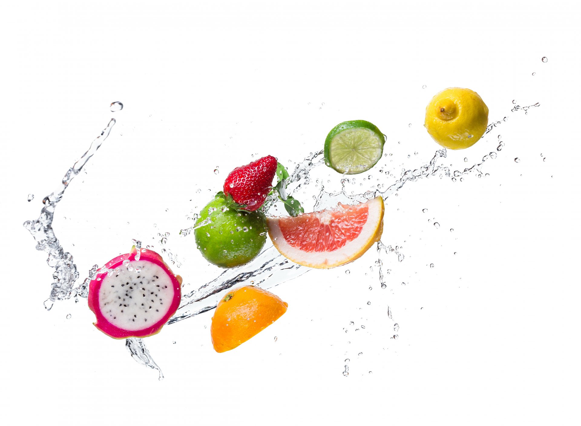 zitrusfrüchte limette orange zitrone kiwi erdbeeren scheiben spritzer tropfen wasser