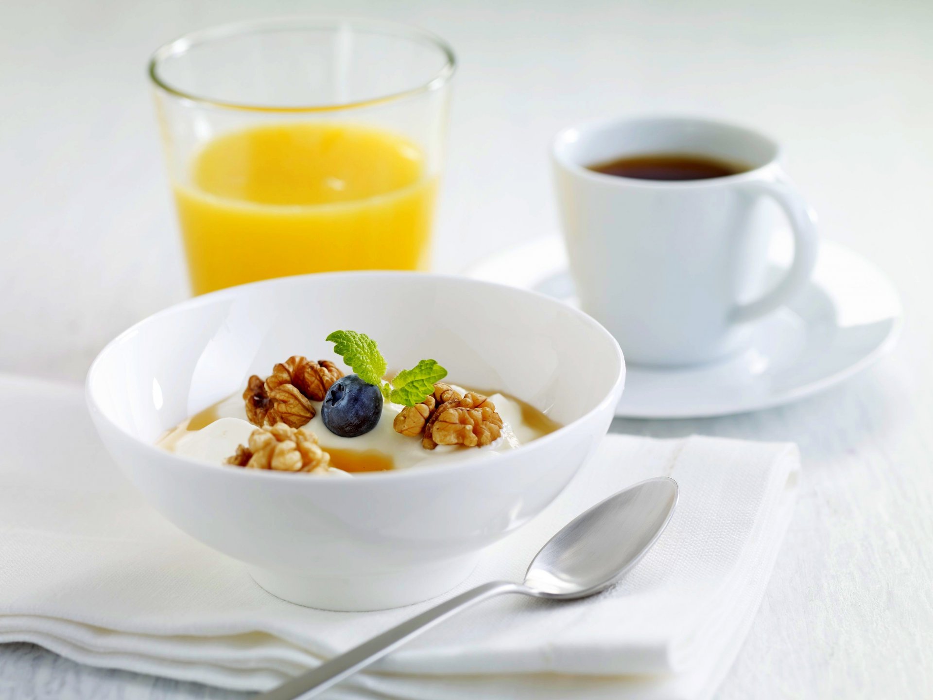 petit déjeuner lait miel café jus bleuets noix tasse noix muesli