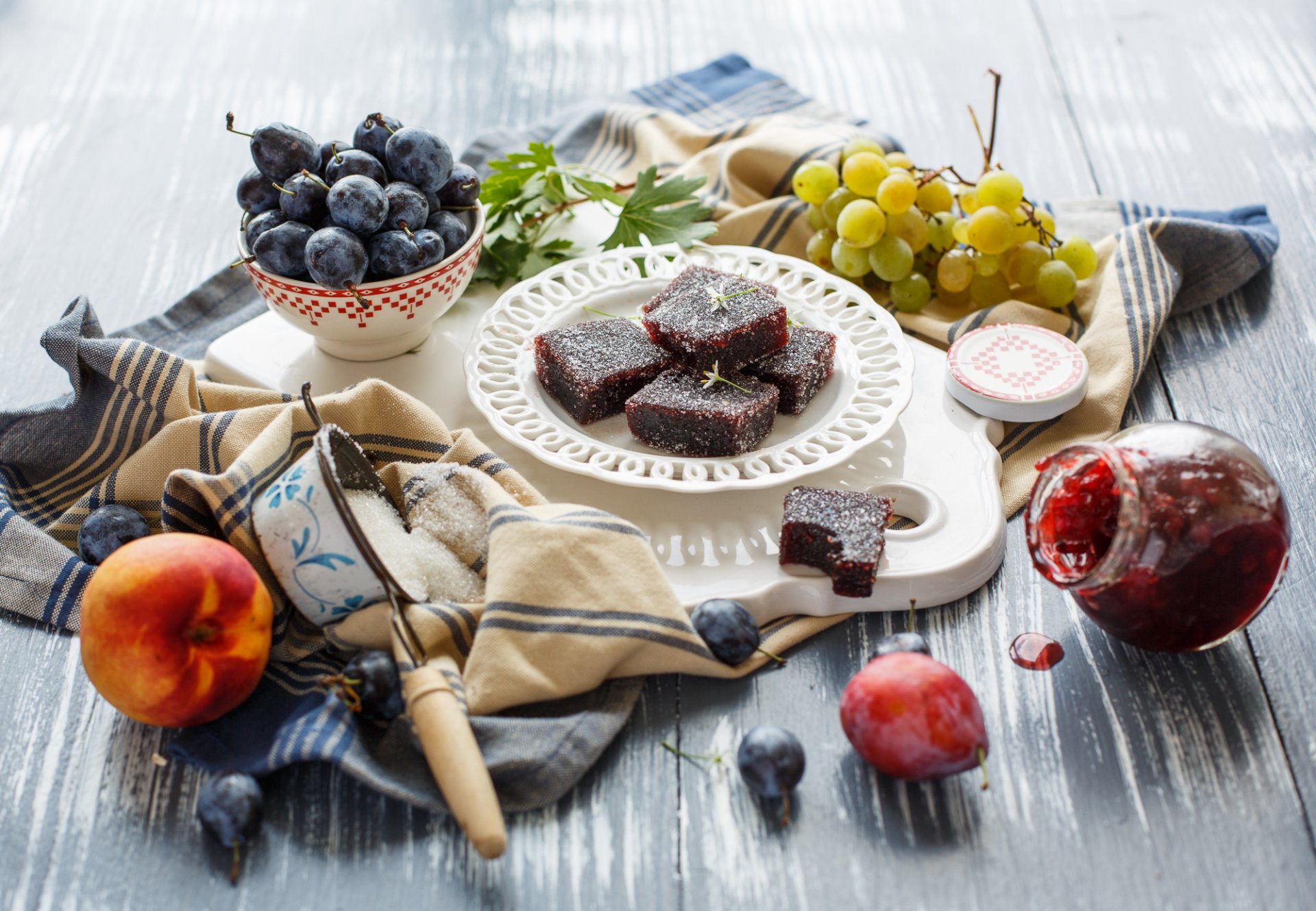 mermelada azúcar uvas ciruelas melocotón nectarina frutas bayas naturaleza muerta julia husainova