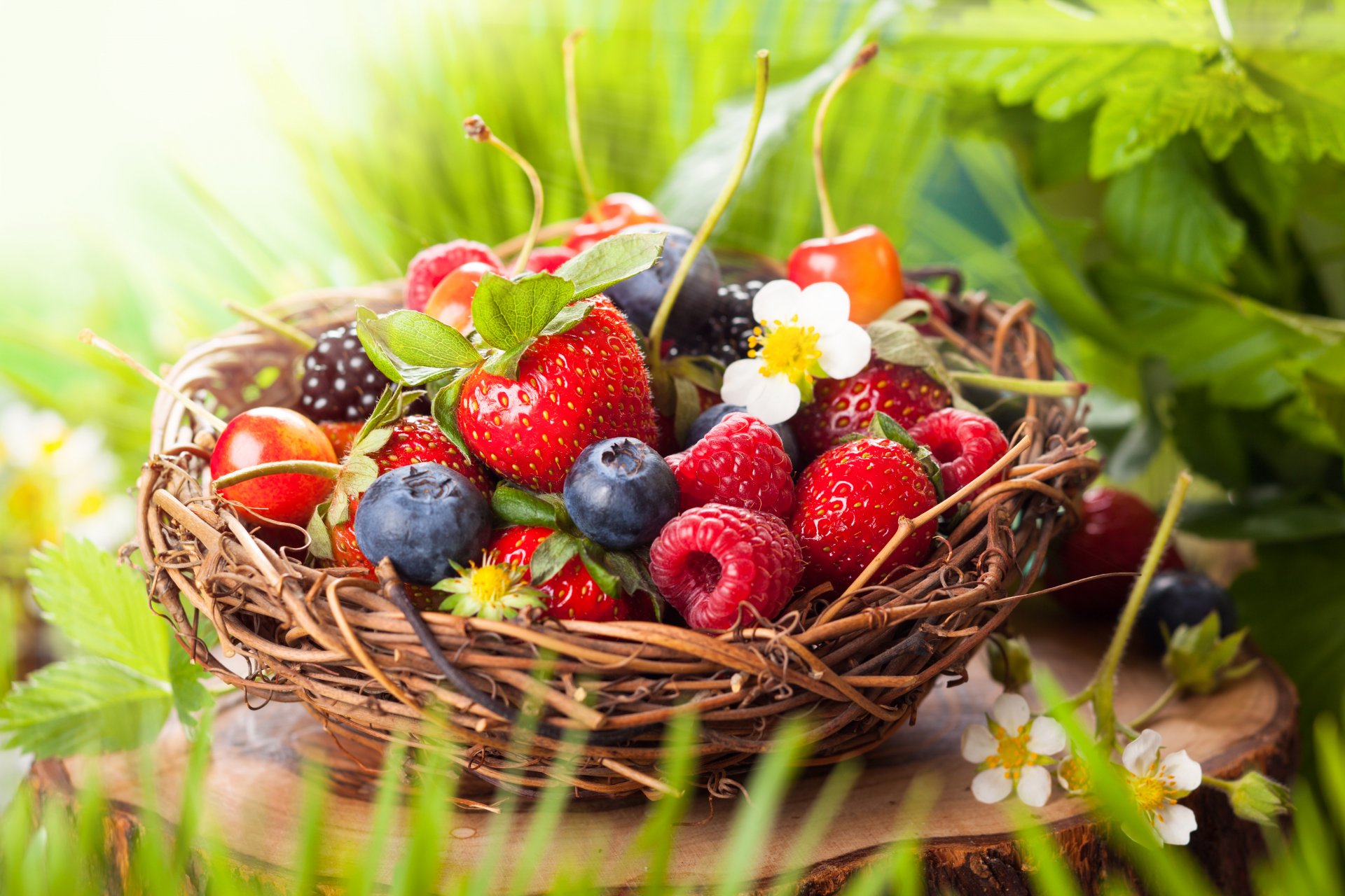 korb blätter blumen beeren erdbeeren blaubeeren himbeeren brombeeren kirschen