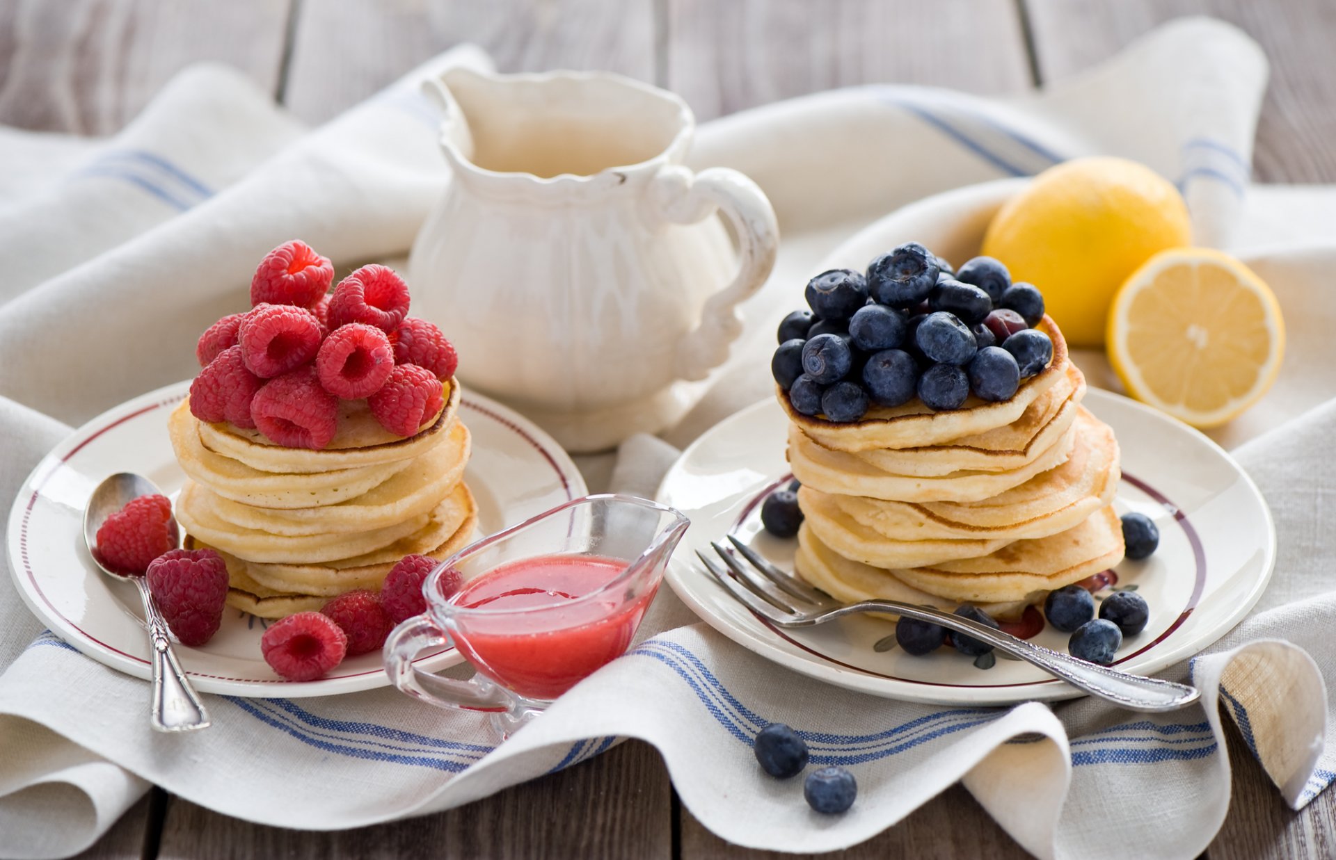 pfannkuchen pfannkuchen beeren himbeeren blaubeeren zitronen soße