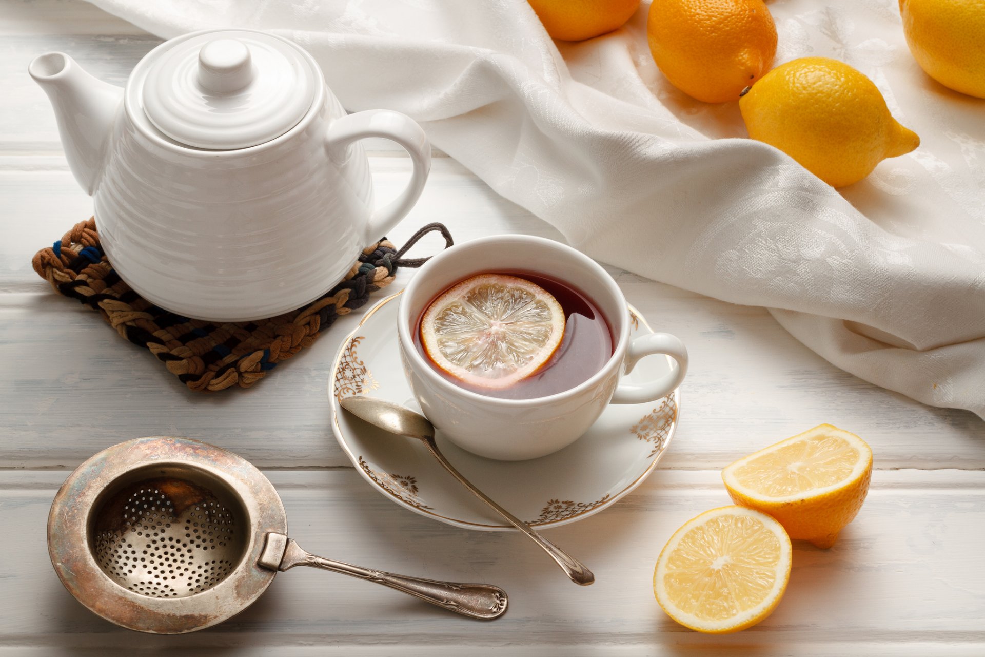 té taza limones cítricos tetera colador vajilla