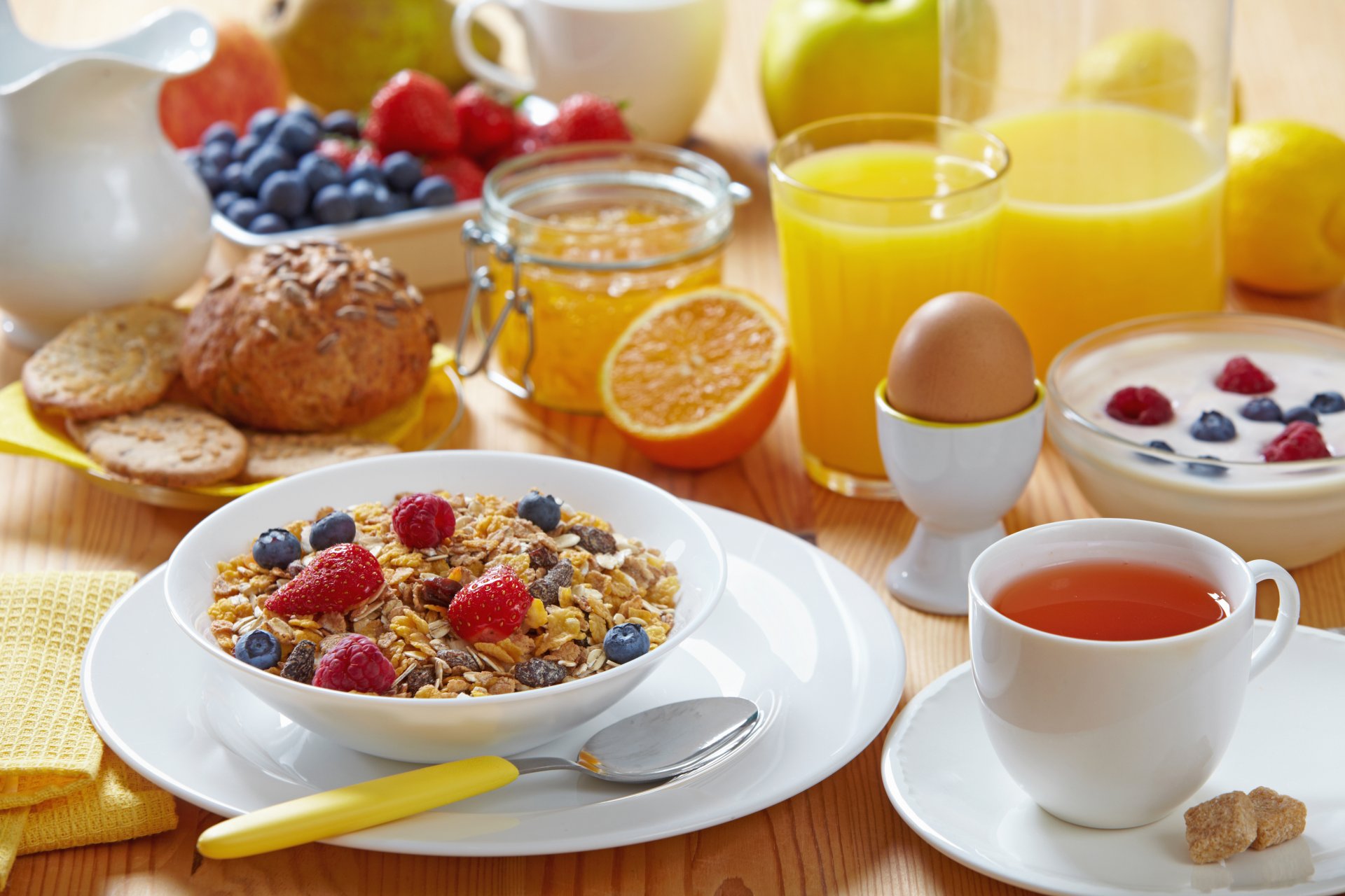 gläser saft marmelade orange erdbeere heidelbeere brötchen kekse becher tee getränk müsli seerose apfel ei löffel milch zitronen