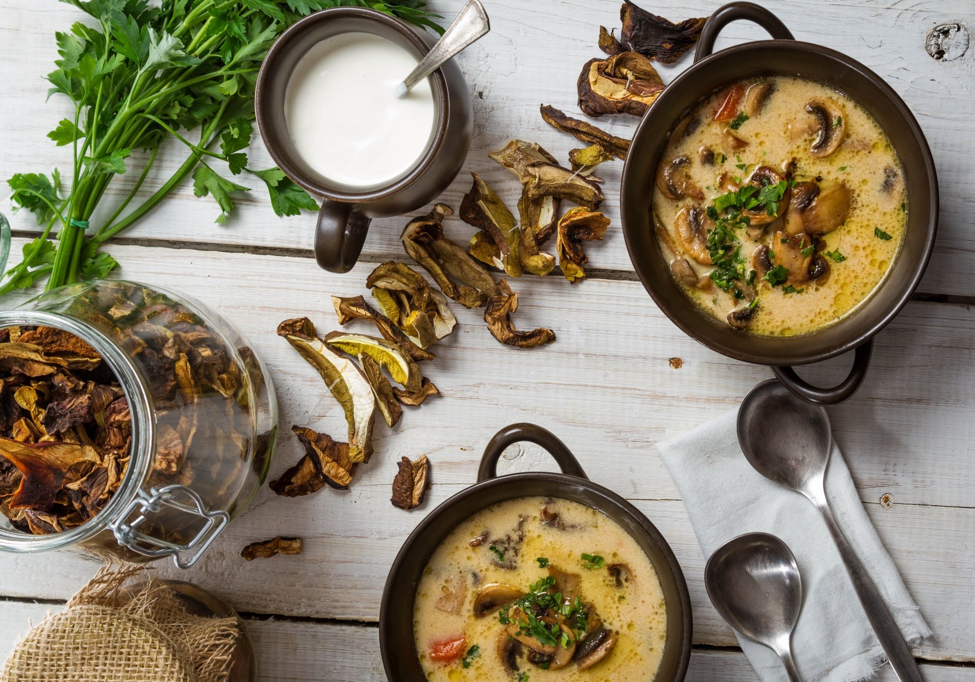 zuppa di funghi funghi secchi panna acida lattina cucchiai