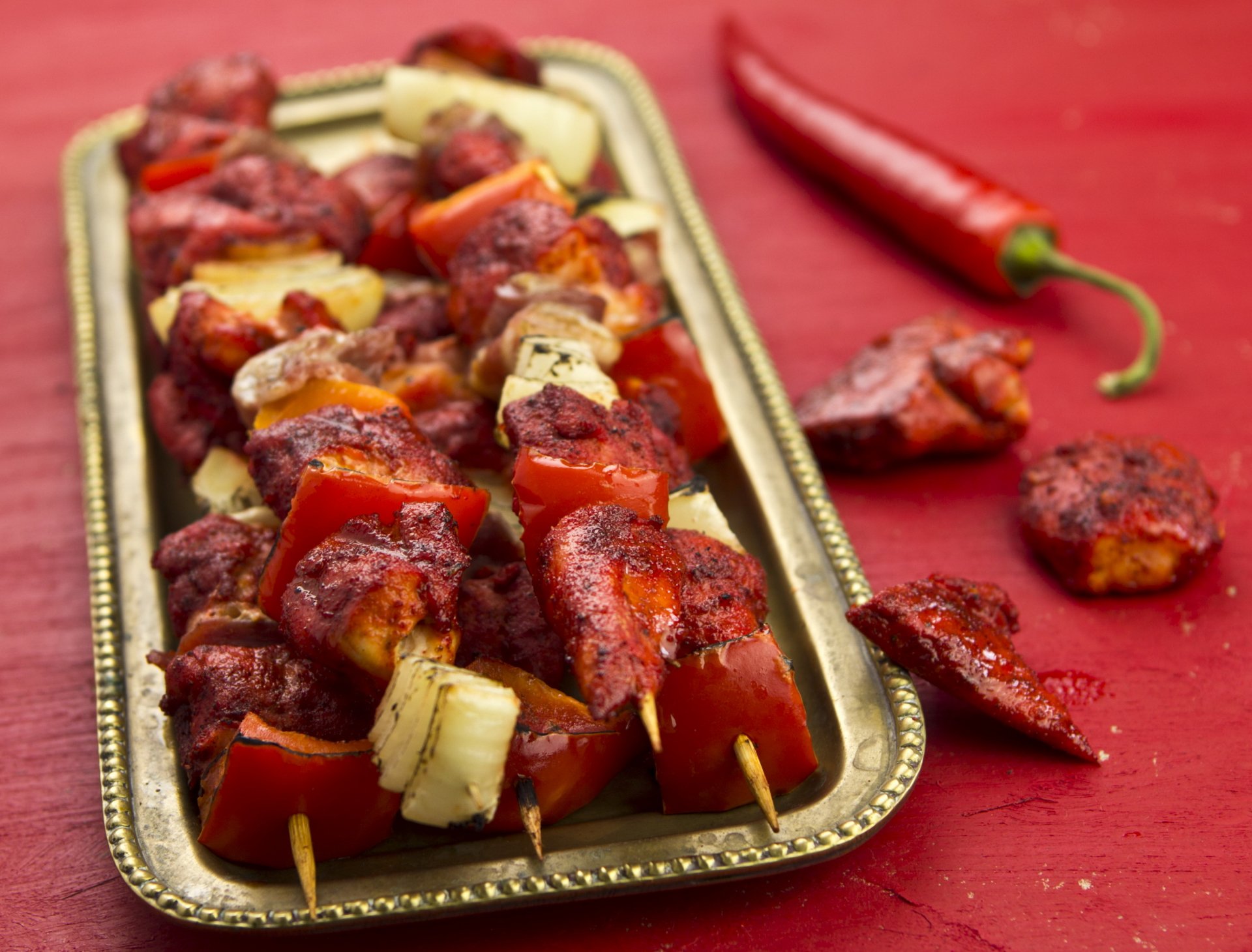 hintergrund tablett grill essen schaschlik fleisch tomatenscheiben peperoni