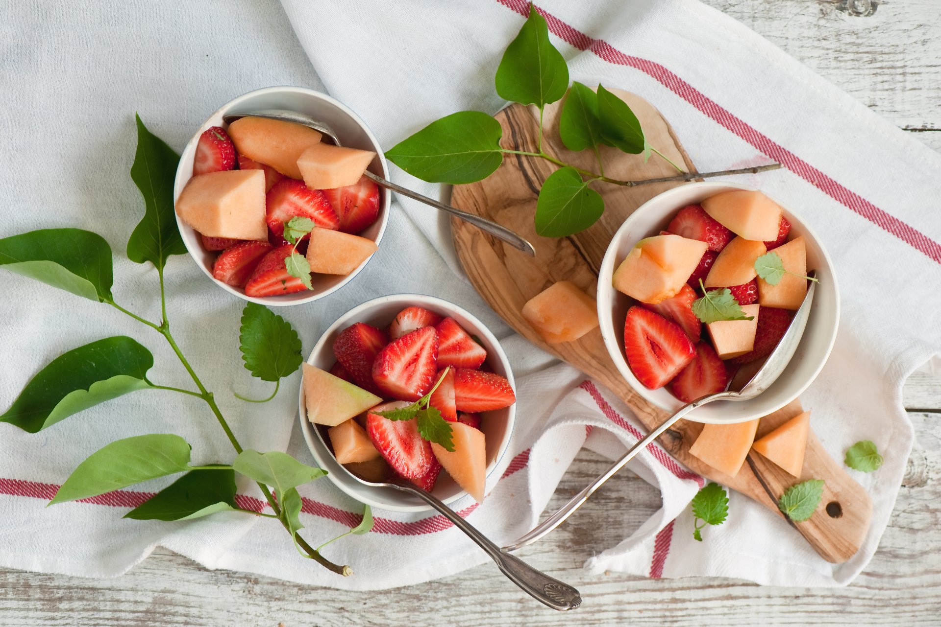 obstsalat beeren früchte erdbeeren blätter