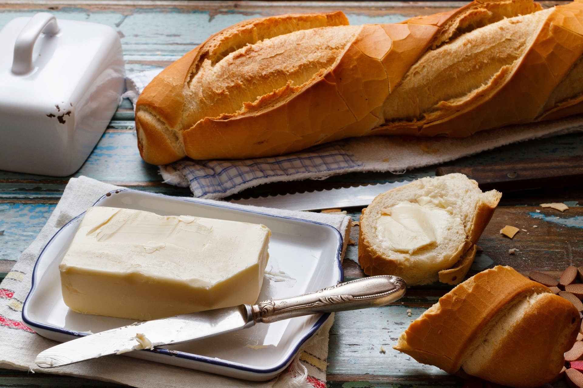 petit déjeuner repas baton baguette pain beurre couteau