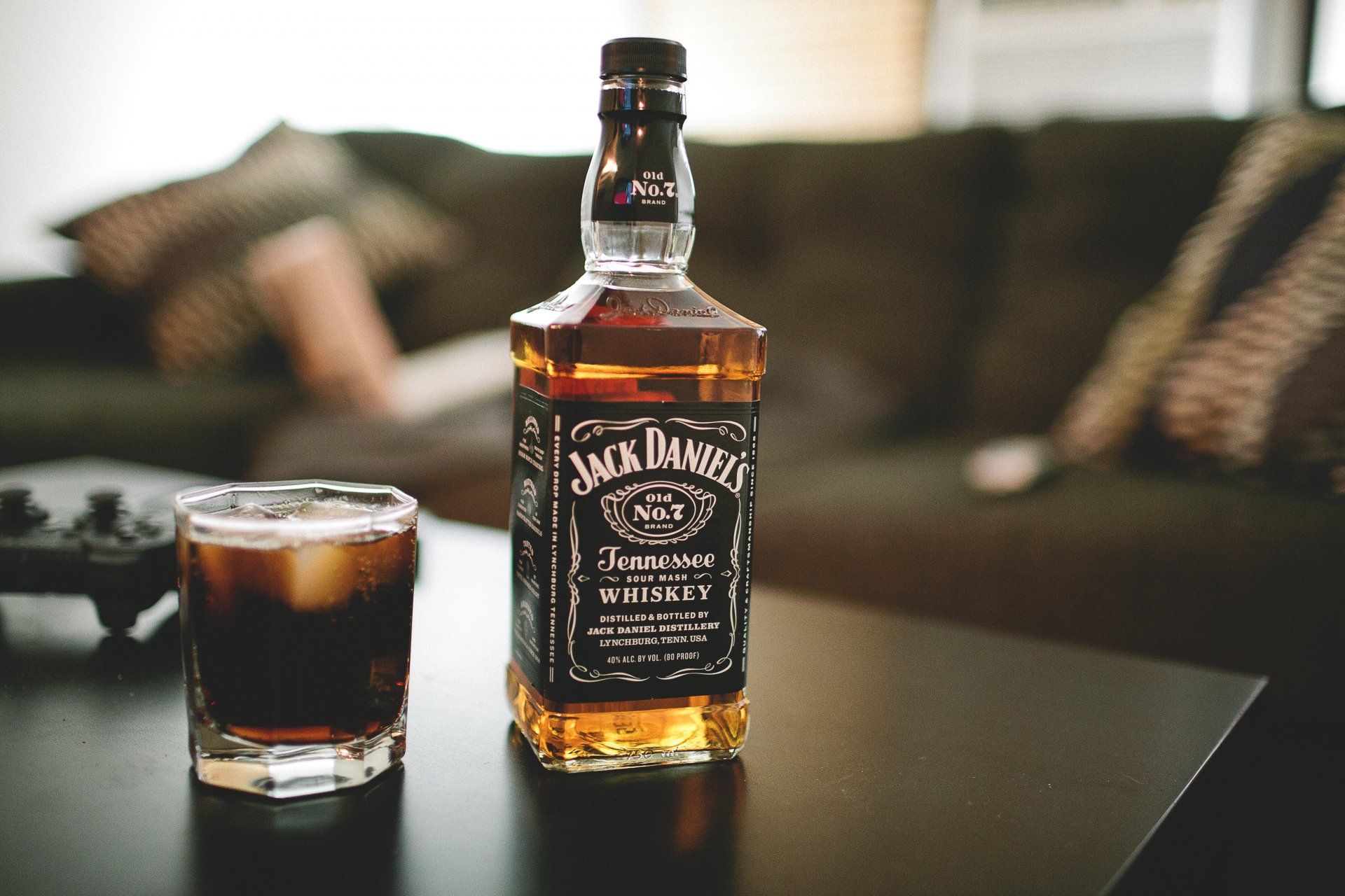 jack daniels whisky a bottle gla