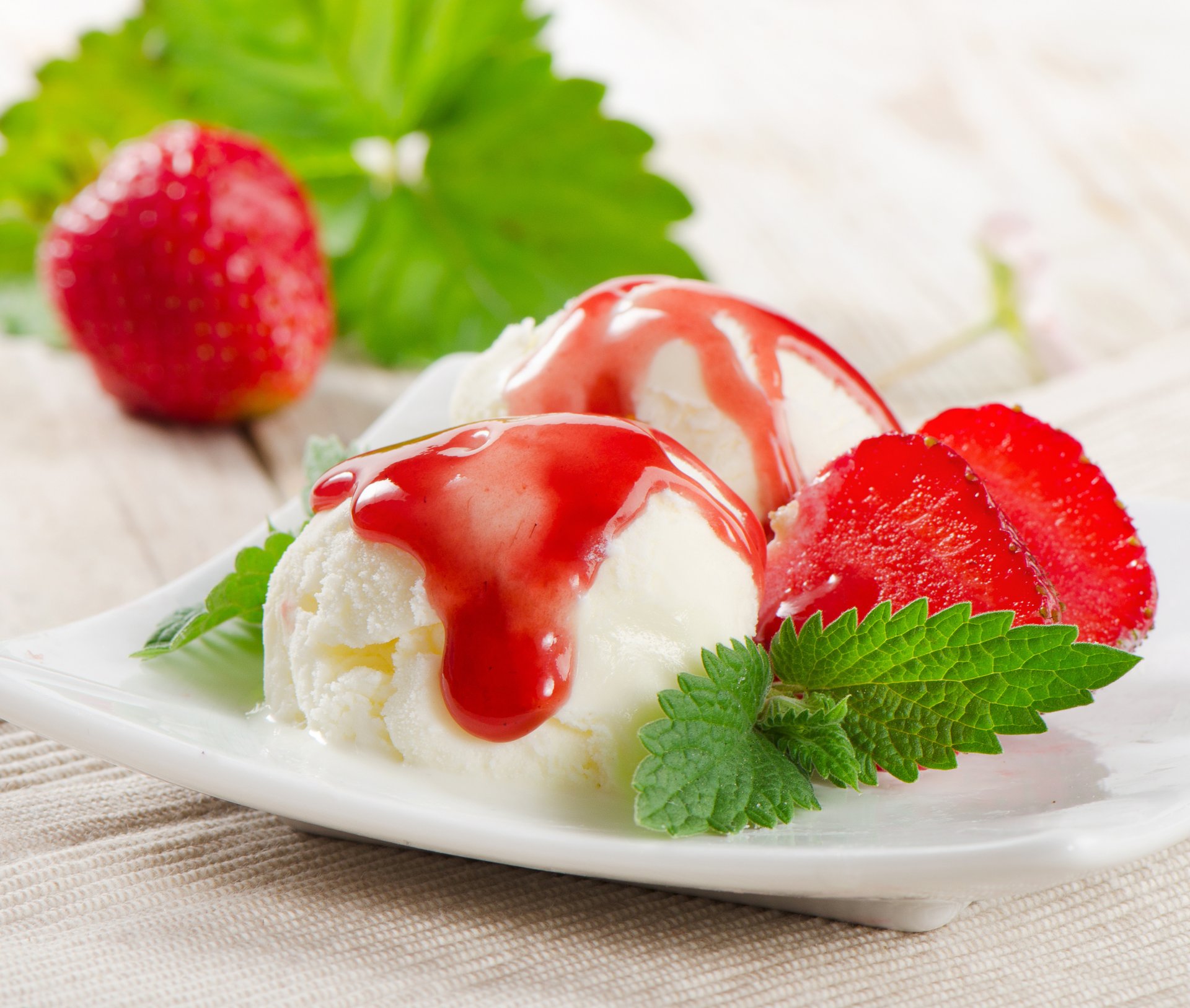 postre helado fresa hojas de menta