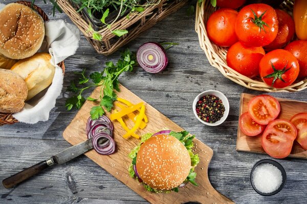 Wie man einen hausgemachten Burger schnell und lecker macht