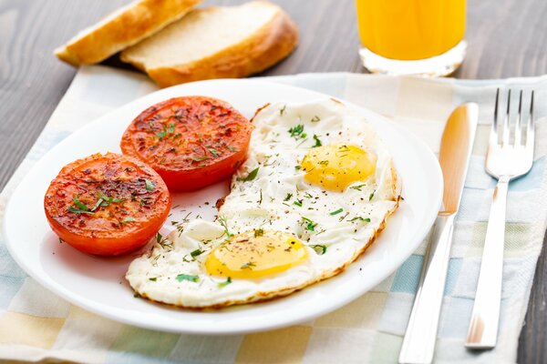 Uova strapazzate con pomodori per colazione