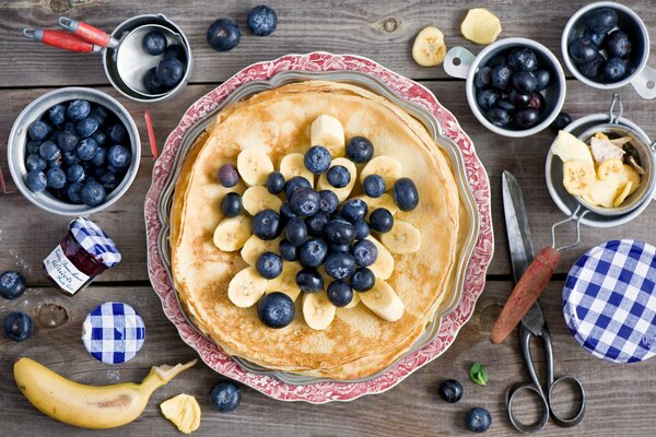 Confiture de myrtilles et de bananes avec crêpes