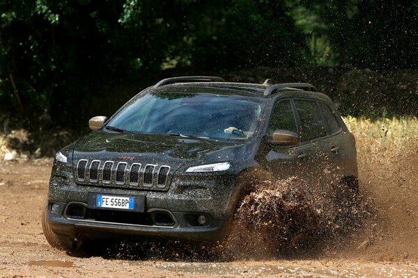 Jeep Cherokee bewegt sich durch Pfützen