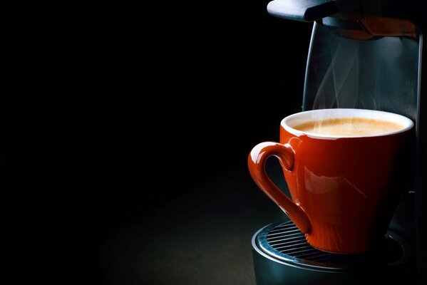 Heißer duftender Kaffee aus der Kaffeemaschine