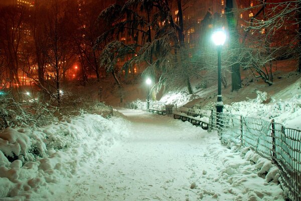 Camino de invierno por la noche en la ciudad