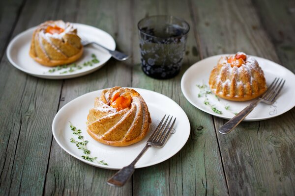 Aprikosen-Muffins mit einer Prise Pulver