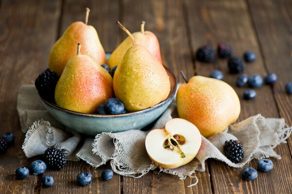 Köstliche Birnen und Beeren