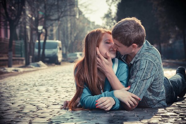 Pareja de enamorados besándose apasionadamente en daroga