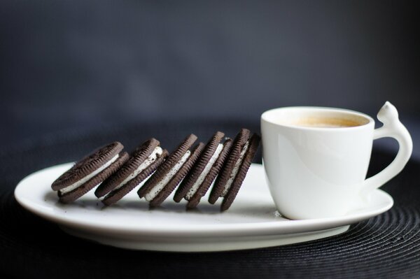 Café para el Desayuno en una taza blanca y galletas de chocolate