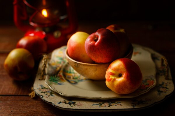 Nectarines sur de belles assiettes sur la table