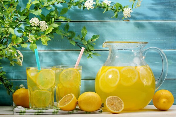 Натюрморт лимоны лимонад и белые цветы