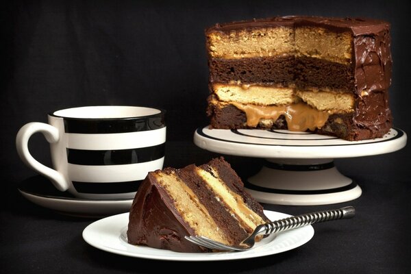 Tea party con torta su sfondo nero