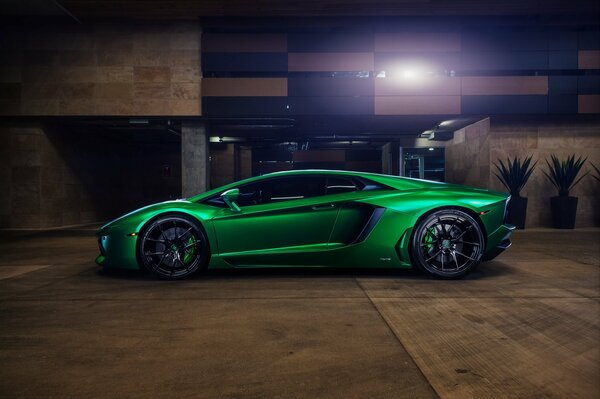 Lamborghini verde brillante nel garage