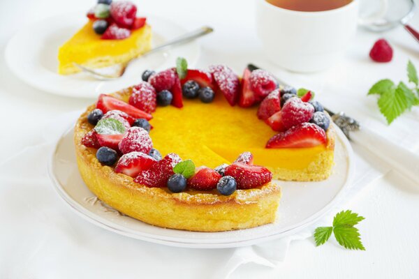 Beau gâteau aux baies sur une assiette