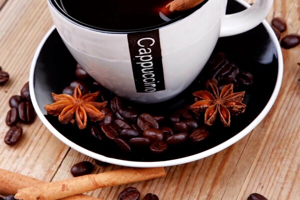 Cappuccino con canela y un baño en una taza