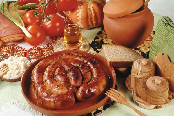 Würstchen mit Tomaten und Nippeln im Brot