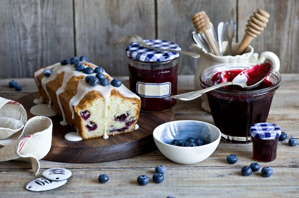 Nature morte cupcake aux raisins secs, confiture et couverts