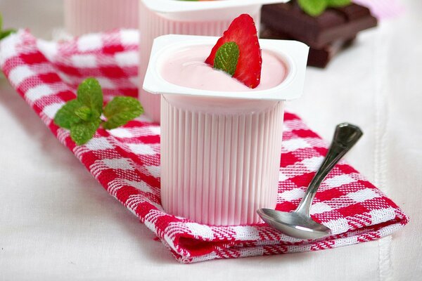 Erdbeerjoghurt in einem Glas mit Minze garniert