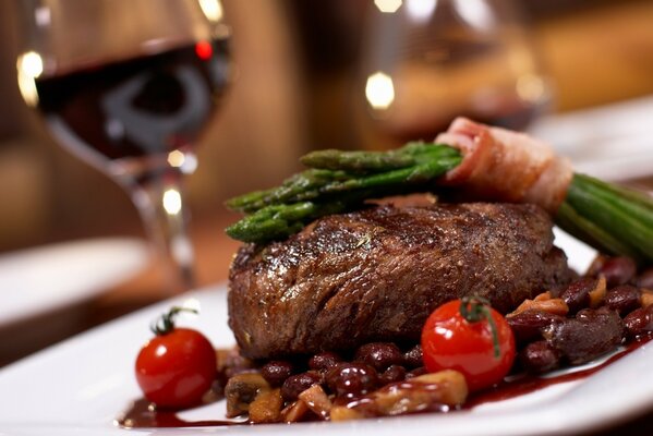 Plat de viande avec tomates cerises et vin