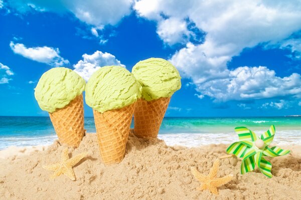 Crème glacée sur fond de sable et de ciel
