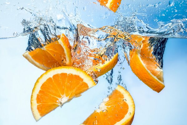 Les tranches d orange tombent dans l eau