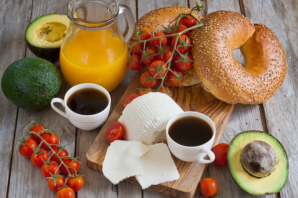 Petit-déjeuner composé de fromage, de légumes, de café et de petits pains