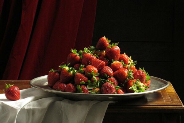 Erdbeerrutsche. Beeren auf einem Teller