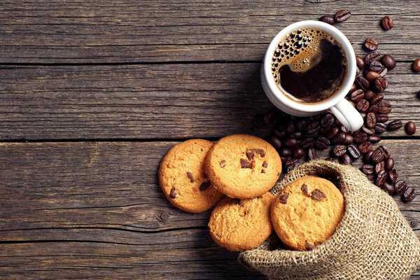 Café caliente con galletas frescas