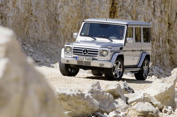 Photo Jeep Mercedes gelendwagen dans les montagnes