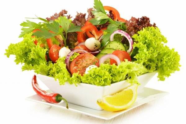 Овощной салат из зелени, помидоров и перца