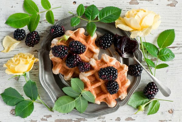 Gofres de moras entre rosas