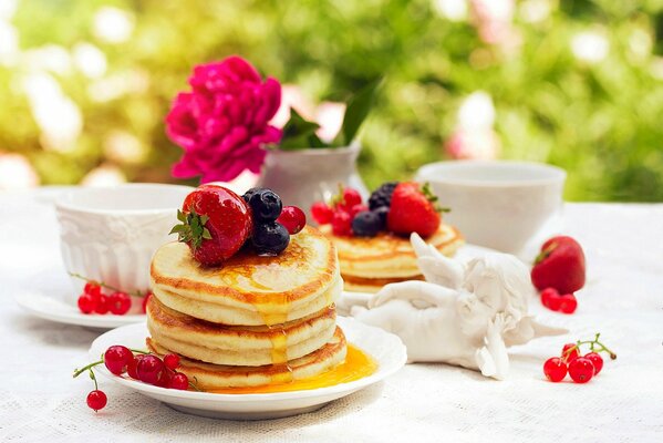 Pancakes with strawberries and blueberries