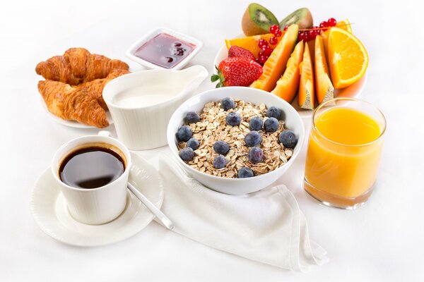 Serwowanie zdrowego śniadania na stole