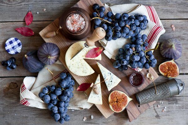 Stillleben auf einer Tafel mit Beeren und Käse